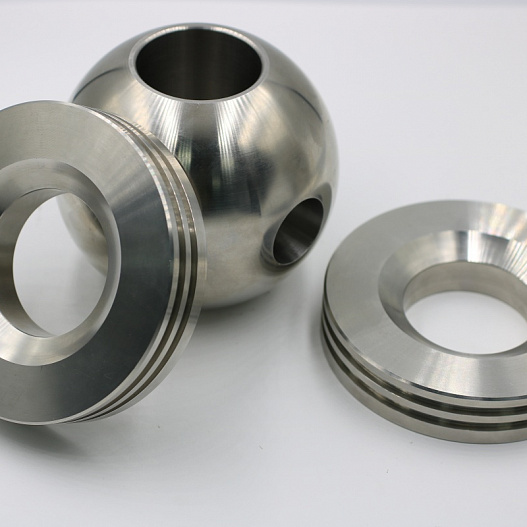 Globe valve plugs